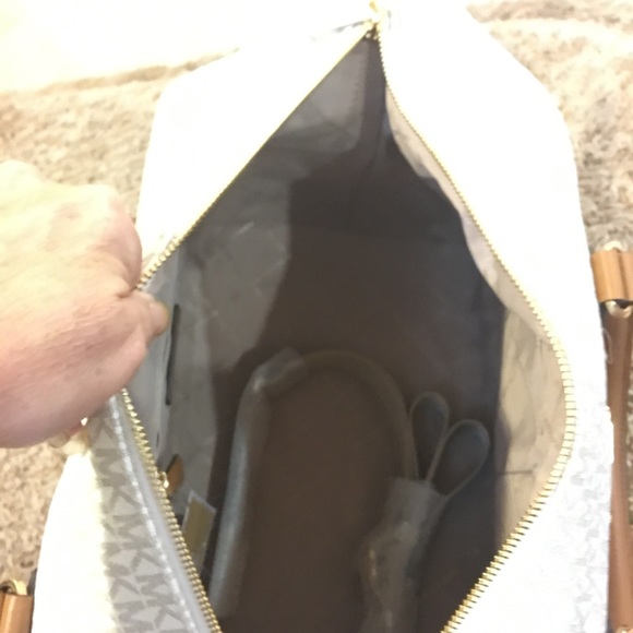 Michael Kors Travel Weekender in Vanilla/Acorn - Picture 5 of 8